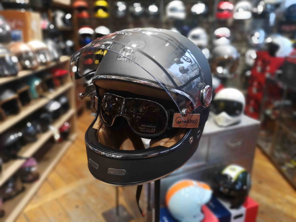 casque moto dans une boutique