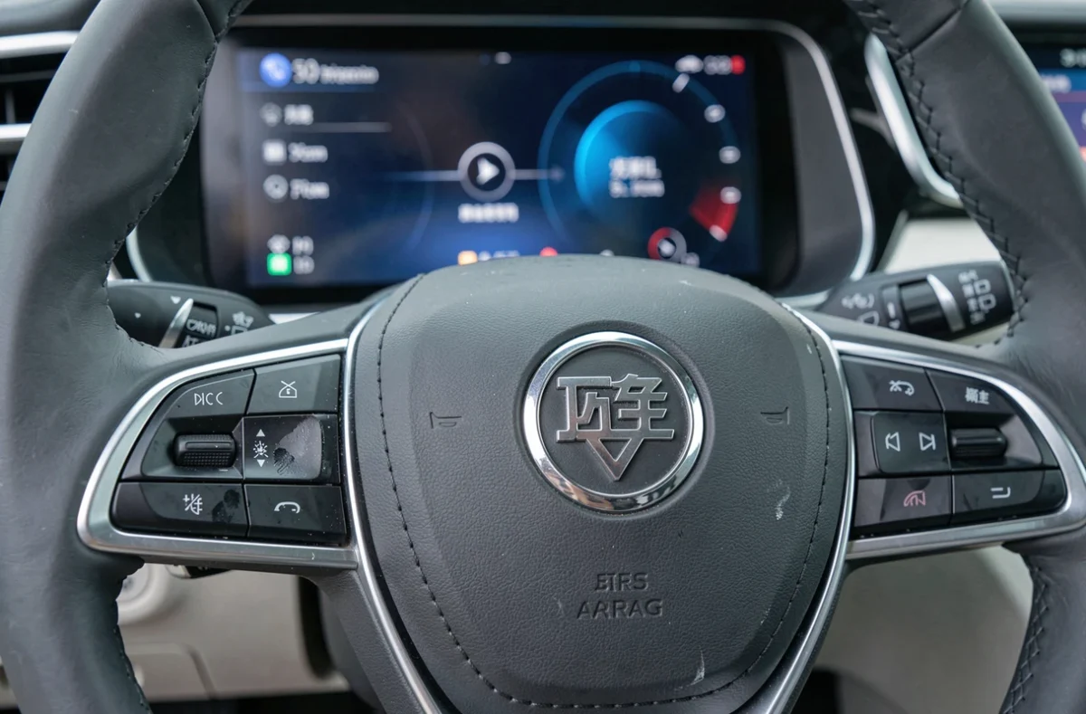 Emblème de marque automobile chinoise sur le volant d'un intérieur de véhicule moderne avec tableau de bord numérique