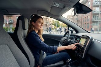 Jeune femme dans une voiture urbaine moderne