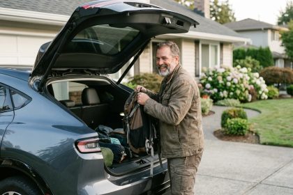 Homme d'âge moyen près d'un SUV chargé pour l'aventure
