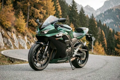 Kawasaki GTR 1000 garée sur une route de montagne alpine en automne, vue trois quarts avant