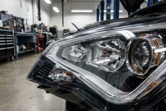 Phare avant LED de voiture avec optiques projector et feux de jour en atelier automobile