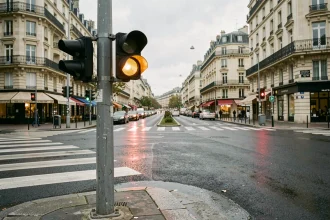 Radar de contrôle aux feux rouges installé à un carrefour urbain avec feu orange allumé en France