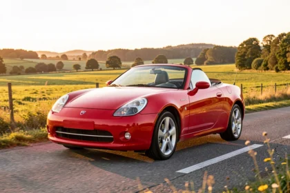 Tesla Roadster de 2008 rouge roulant sur une route de campagne